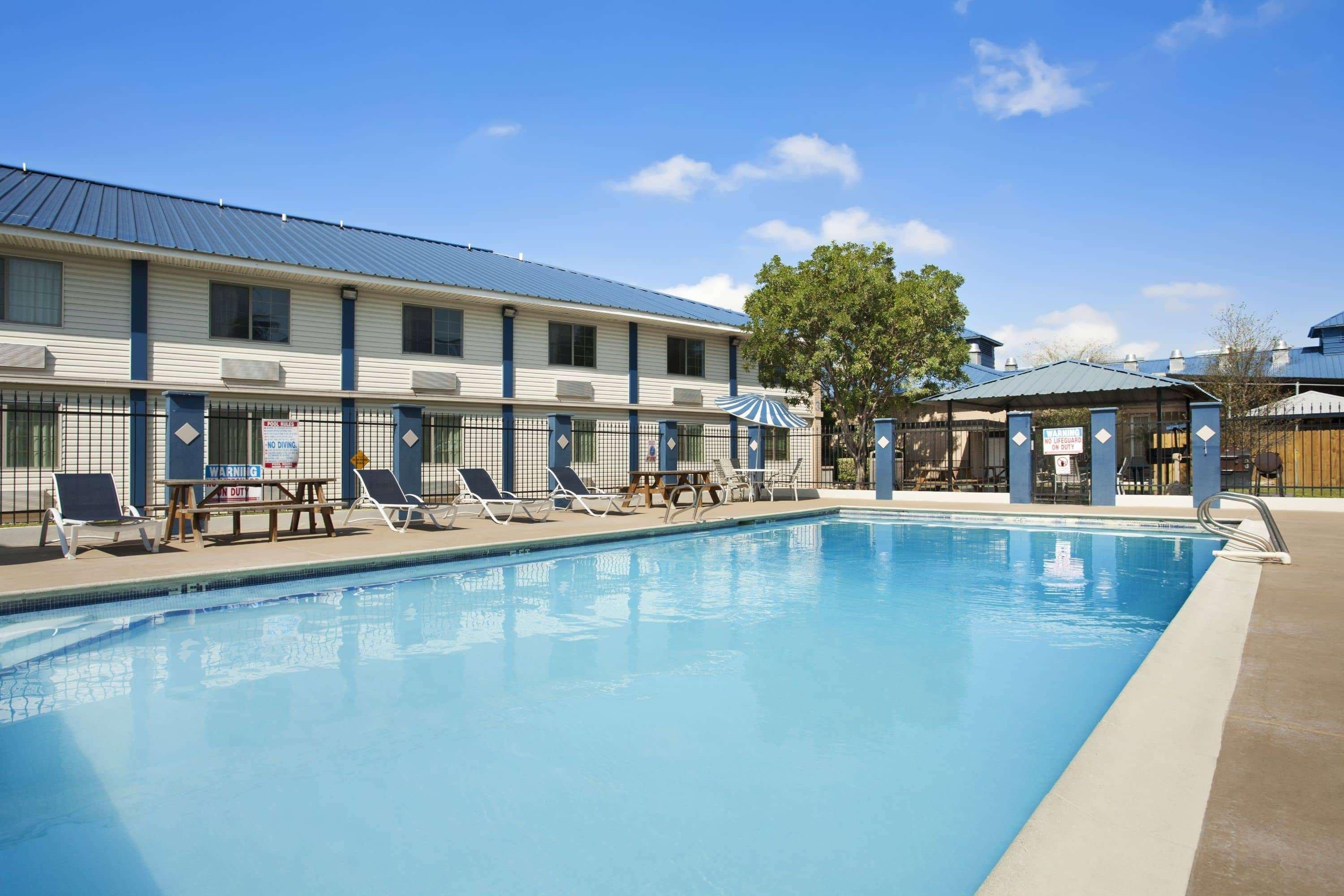 Days Inn & Suites By Wyndham Laredo Exteriér fotografie