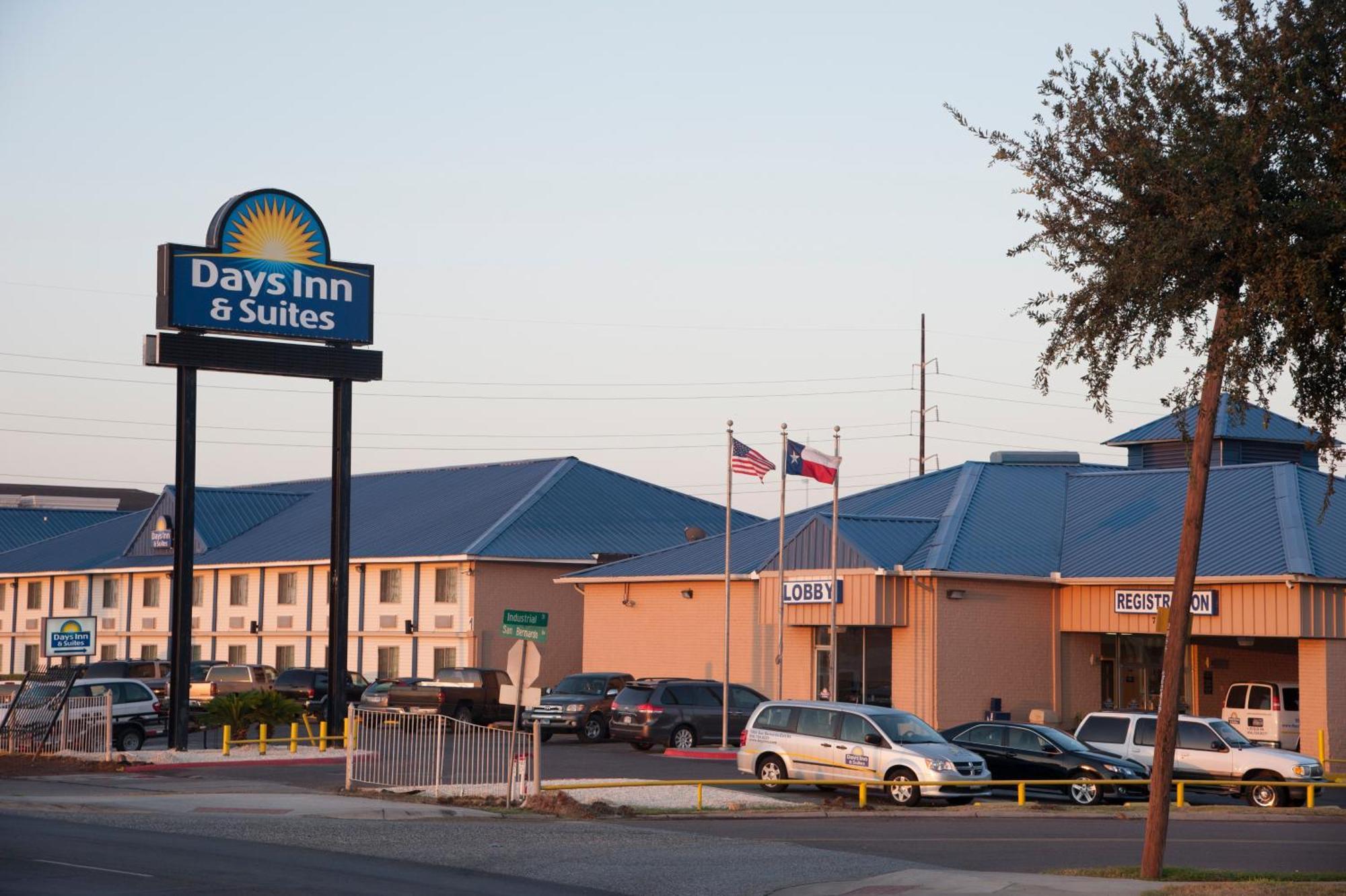 Days Inn & Suites By Wyndham Laredo Exteriér fotografie