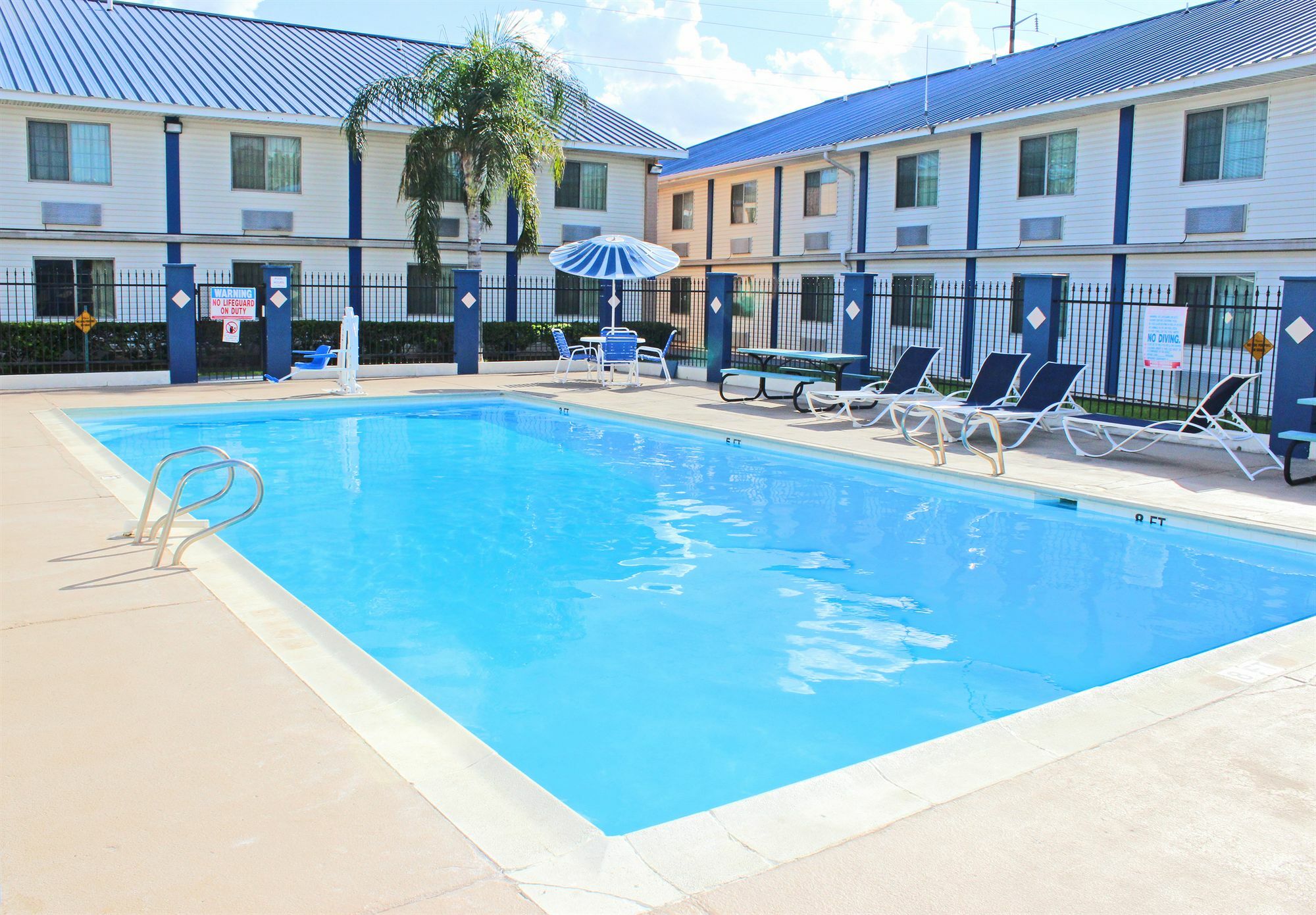 Days Inn & Suites By Wyndham Laredo Exteriér fotografie